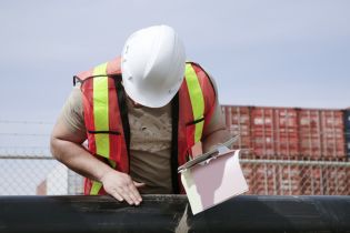 Udostępnianie pracowników na terenie budowy - jak rozliczyć