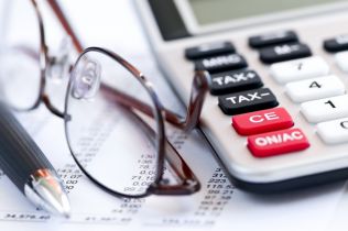 Sprawdź, jaką stawką VAT opodatkować wynajem i media