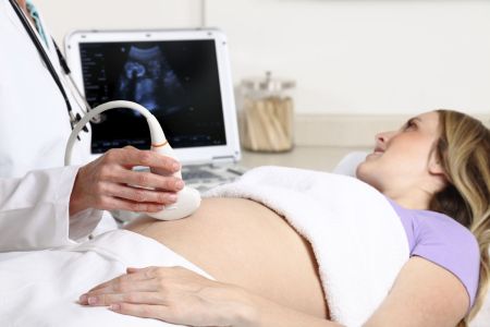   Z urlopu wychowawczego na zwolnienie lekarskie z powodu ciąży – podstawa wymiaru wynagrodzenia chorobowego?